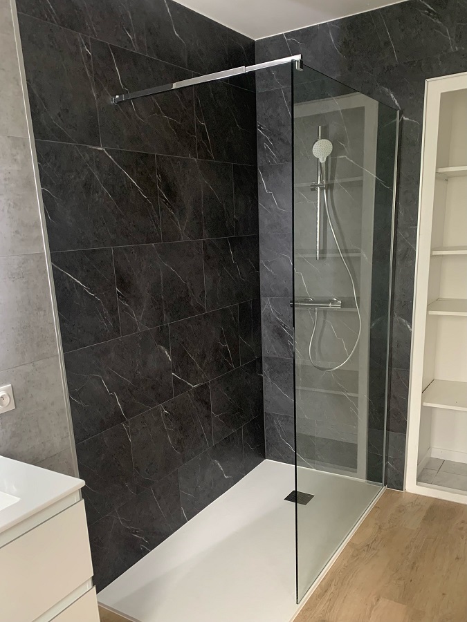 Salles de bain modernes marbre noir